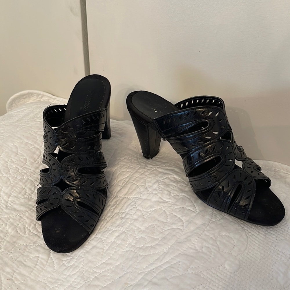 Black heel sandals